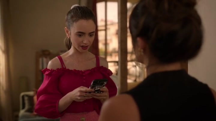 Emily_in_Paris_S02E07_WEBRip_x264-ION10_0077.jpg