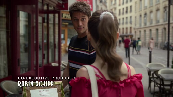 Emily_in_Paris_S02E07_WEBRip_x264-ION10_0150.jpg