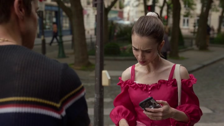 Emily_in_Paris_S02E07_WEBRip_x264-ION10_0180.jpg