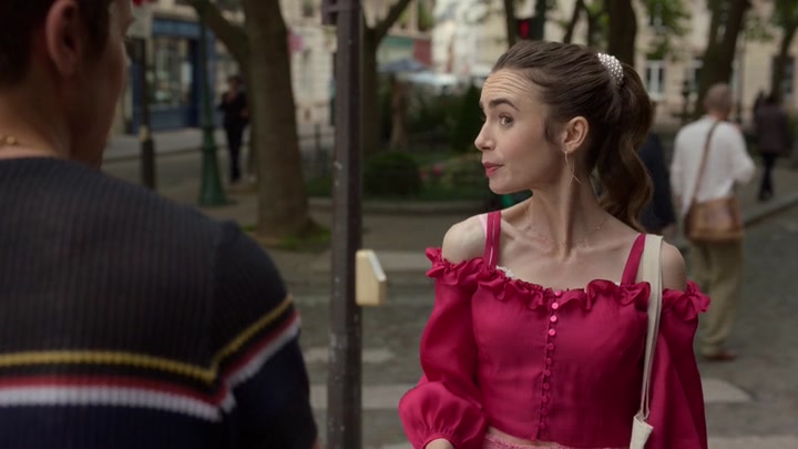 Emily_in_Paris_S02E07_WEBRip_x264-ION10_0189.jpg