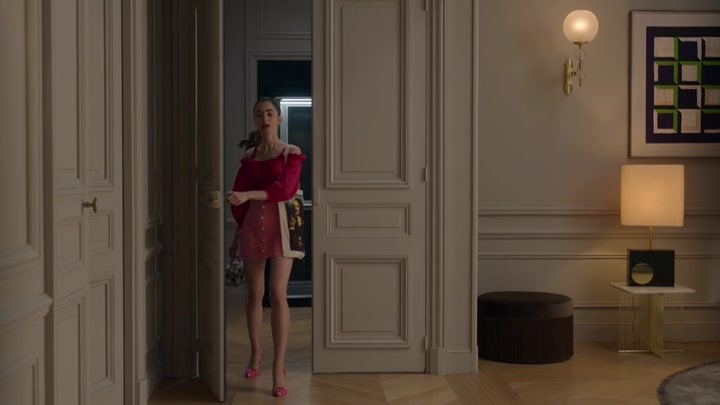 Emily_in_Paris_S02E07_WEBRip_x264-ION10_0220.jpg