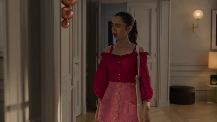 Emily_in_Paris_S02E07_WEBRip_x264-ION10_0229.jpg