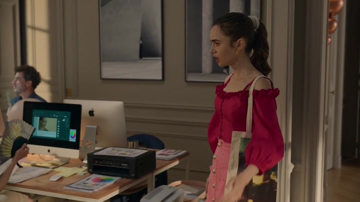 Emily_in_Paris_S02E07_WEBRip_x264-ION10_0235.jpg