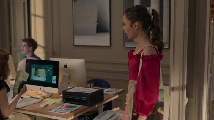 Emily_in_Paris_S02E07_WEBRip_x264-ION10_0236.jpg