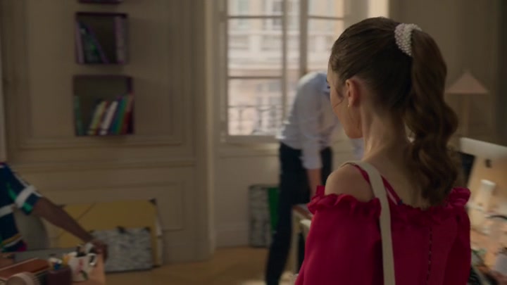 Emily_in_Paris_S02E07_WEBRip_x264-ION10_0240.jpg