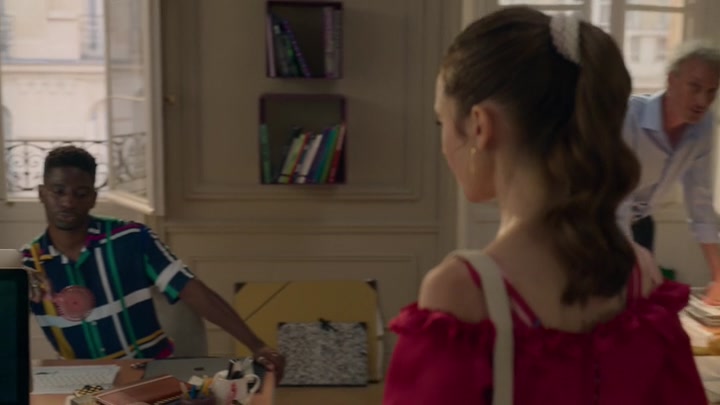 Emily_in_Paris_S02E07_WEBRip_x264-ION10_0241.jpg