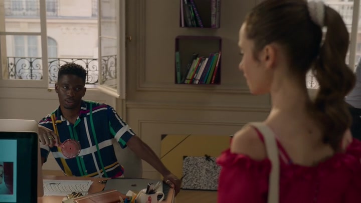 Emily_in_Paris_S02E07_WEBRip_x264-ION10_0242.jpg