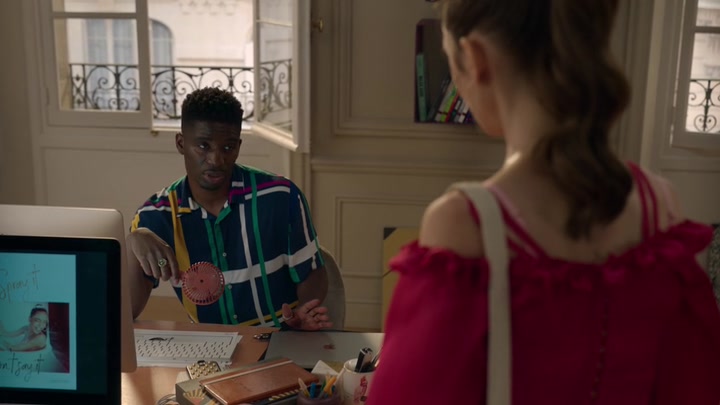 Emily_in_Paris_S02E07_WEBRip_x264-ION10_0252.jpg