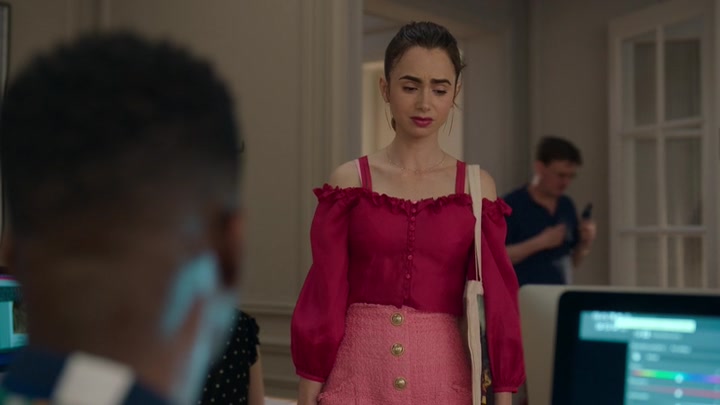 Emily_in_Paris_S02E07_WEBRip_x264-ION10_0272.jpg