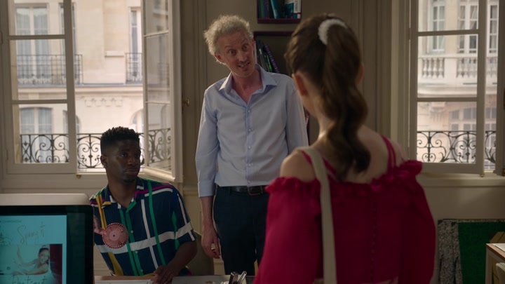 Emily_in_Paris_S02E07_WEBRip_x264-ION10_0274.jpg