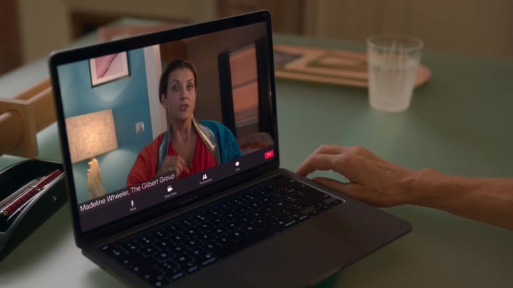 Emily_in_Paris_S02E07_WEBRip_x264-ION10_0292.jpg