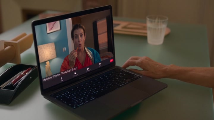 Emily_in_Paris_S02E07_WEBRip_x264-ION10_0294.jpg