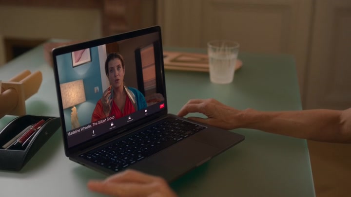 Emily_in_Paris_S02E07_WEBRip_x264-ION10_0296.jpg