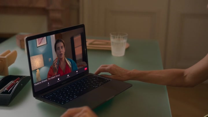 Emily_in_Paris_S02E07_WEBRip_x264-ION10_0297.jpg