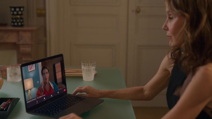 Emily_in_Paris_S02E07_WEBRip_x264-ION10_0301.jpg
