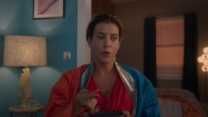 Emily_in_Paris_S02E07_WEBRip_x264-ION10_0305.jpg