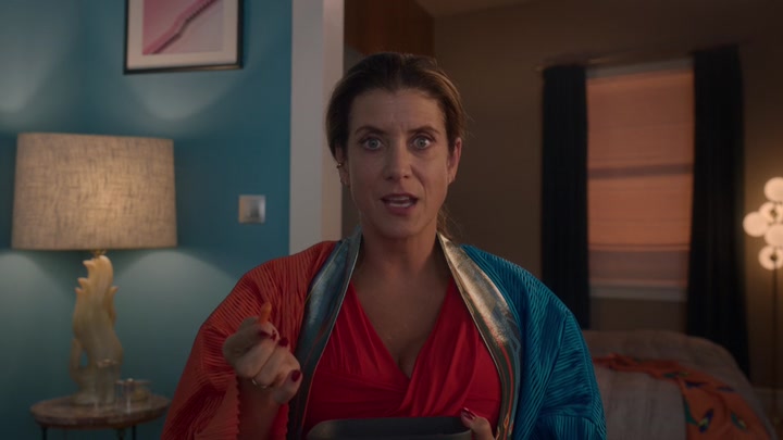 Emily_in_Paris_S02E07_WEBRip_x264-ION10_0306.jpg