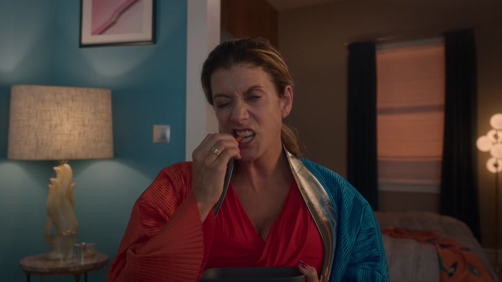 Emily_in_Paris_S02E07_WEBRip_x264-ION10_0308.jpg