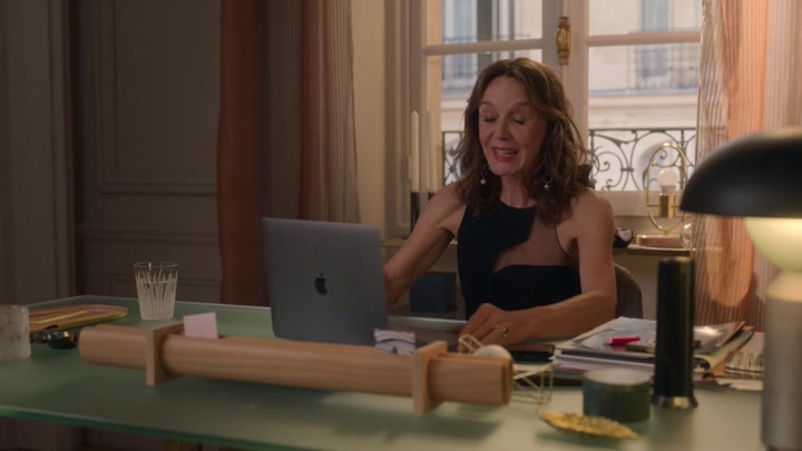 Emily_in_Paris_S02E07_WEBRip_x264-ION10_0309.jpg