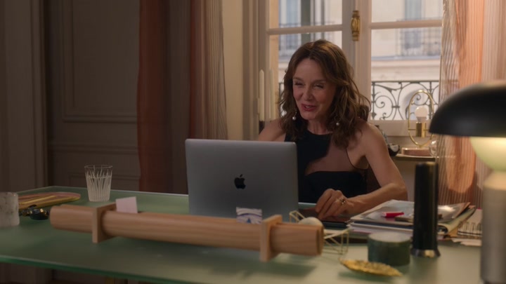 Emily_in_Paris_S02E07_WEBRip_x264-ION10_0310.jpg
