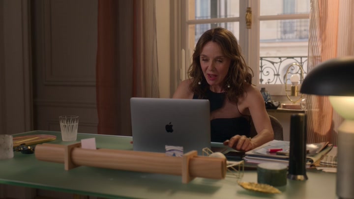 Emily_in_Paris_S02E07_WEBRip_x264-ION10_0311.jpg