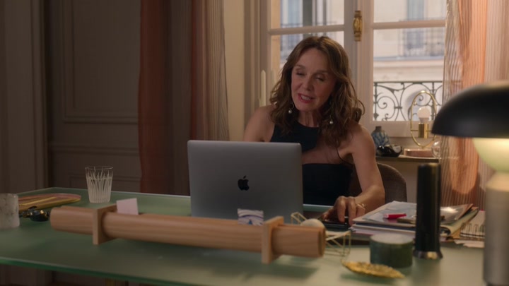 Emily_in_Paris_S02E07_WEBRip_x264-ION10_0312.jpg