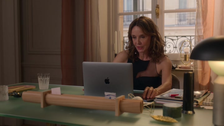 Emily_in_Paris_S02E07_WEBRip_x264-ION10_0314.jpg