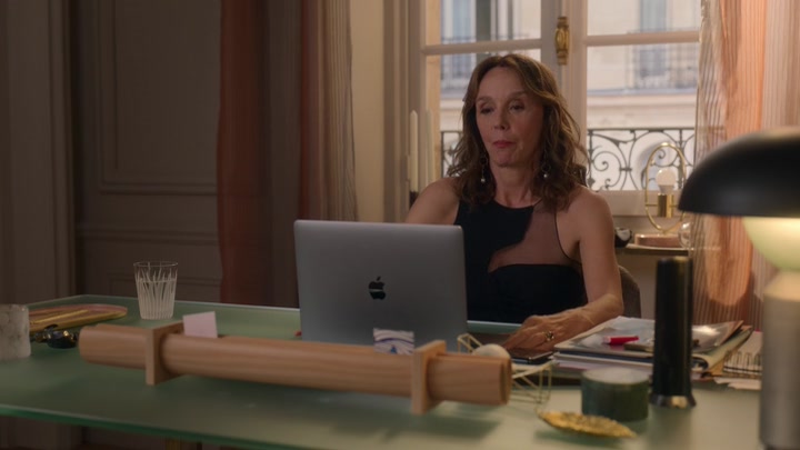 Emily_in_Paris_S02E07_WEBRip_x264-ION10_0319.jpg