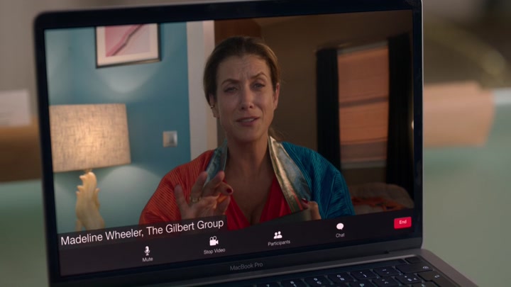 Emily_in_Paris_S02E07_WEBRip_x264-ION10_0323.jpg