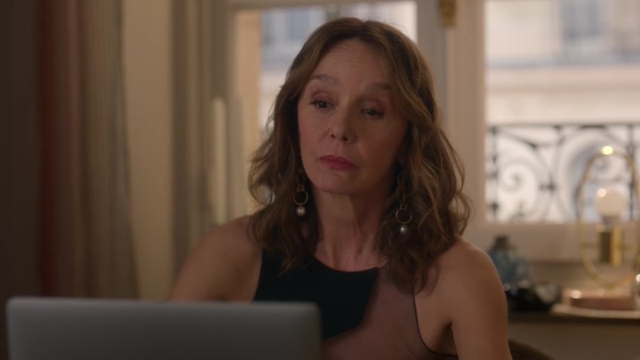 Emily_in_Paris_S02E07_WEBRip_x264-ION10_0326.jpg