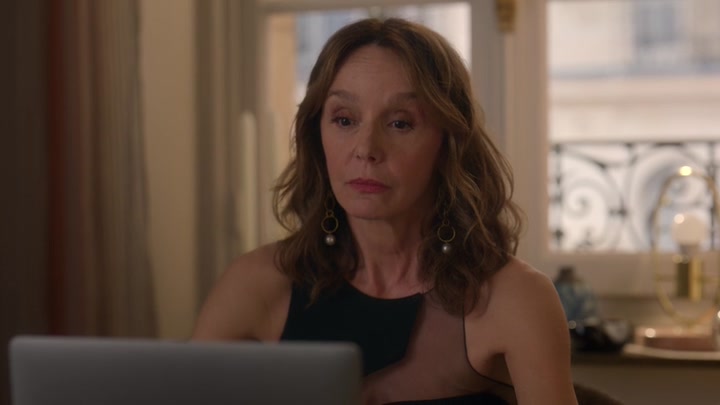 Emily_in_Paris_S02E07_WEBRip_x264-ION10_0328.jpg