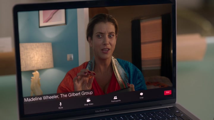 Emily_in_Paris_S02E07_WEBRip_x264-ION10_0332.jpg