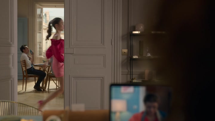 Emily_in_Paris_S02E07_WEBRip_x264-ION10_0337.jpg