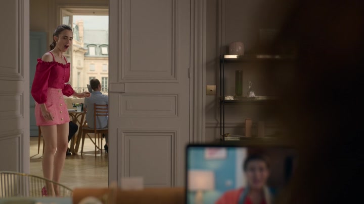 Emily_in_Paris_S02E07_WEBRip_x264-ION10_0346.jpg