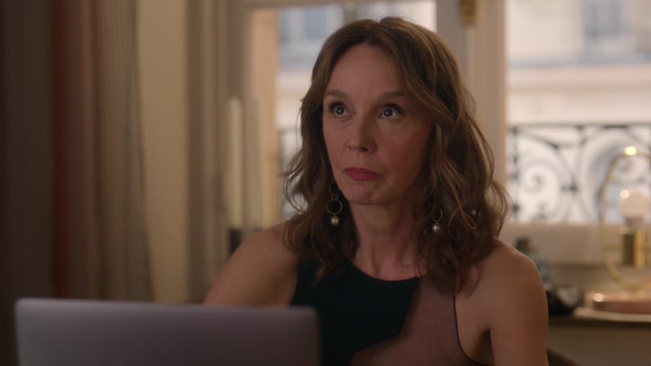 Emily_in_Paris_S02E07_WEBRip_x264-ION10_0348.jpg