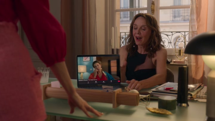 Emily_in_Paris_S02E07_WEBRip_x264-ION10_0357.jpg