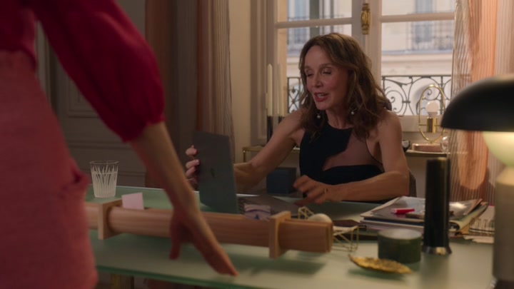Emily_in_Paris_S02E07_WEBRip_x264-ION10_0358.jpg