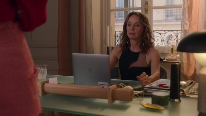 Emily_in_Paris_S02E07_WEBRip_x264-ION10_0371.jpg