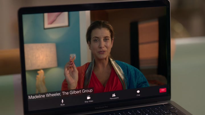 Emily_in_Paris_S02E07_WEBRip_x264-ION10_0386.jpg