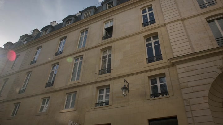Emily_in_Paris_S02E07_WEBRip_x264-ION10_0402.jpg