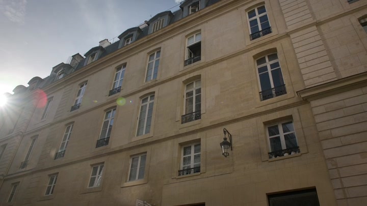 Emily_in_Paris_S02E07_WEBRip_x264-ION10_0404.jpg