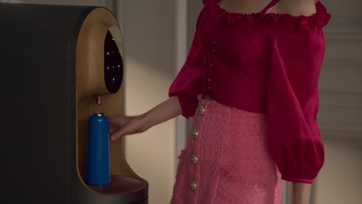 Emily_in_Paris_S02E07_WEBRip_x264-ION10_0407.jpg