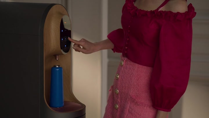 Emily_in_Paris_S02E07_WEBRip_x264-ION10_0408.jpg