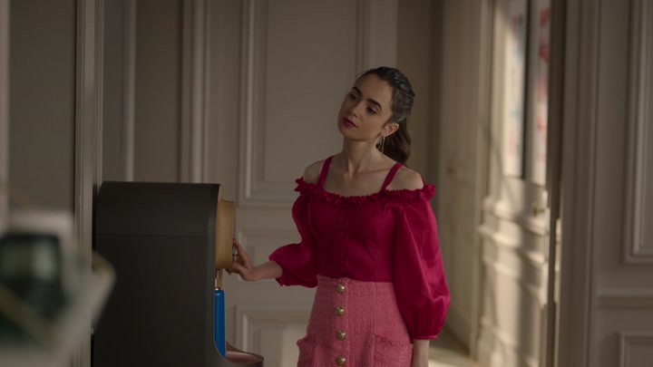 Emily_in_Paris_S02E07_WEBRip_x264-ION10_0410.jpg