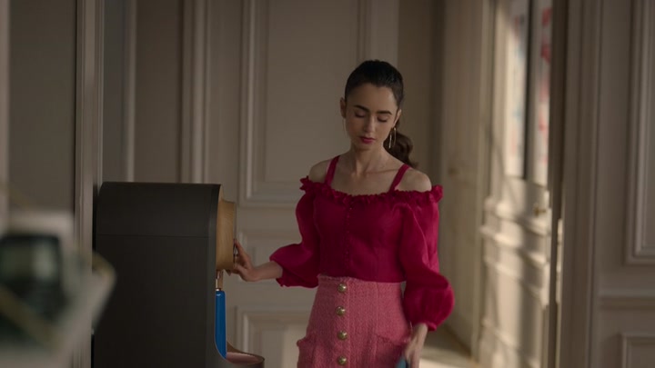 Emily_in_Paris_S02E07_WEBRip_x264-ION10_0411.jpg