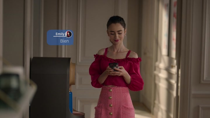 Emily_in_Paris_S02E07_WEBRip_x264-ION10_0419.jpg