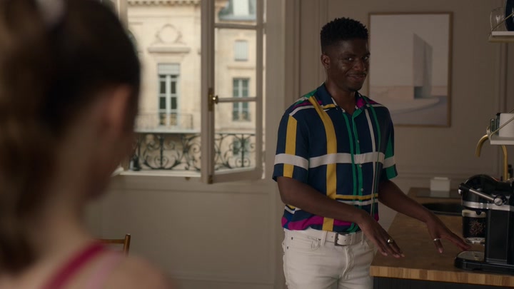 Emily_in_Paris_S02E07_WEBRip_x264-ION10_0429.jpg