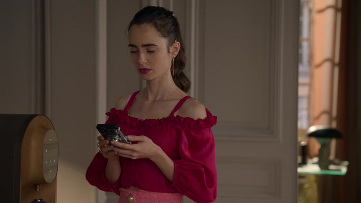 Emily_in_Paris_S02E07_WEBRip_x264-ION10_0437.jpg