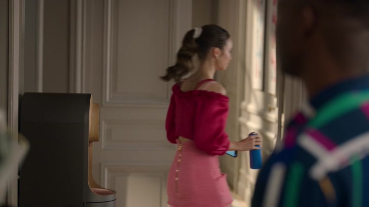 Emily_in_Paris_S02E07_WEBRip_x264-ION10_0443.jpg