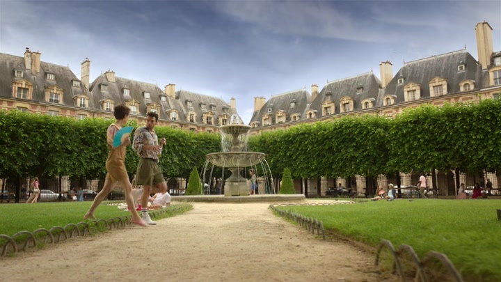 Emily_in_Paris_S02E07_WEBRip_x264-ION10_0446.jpg